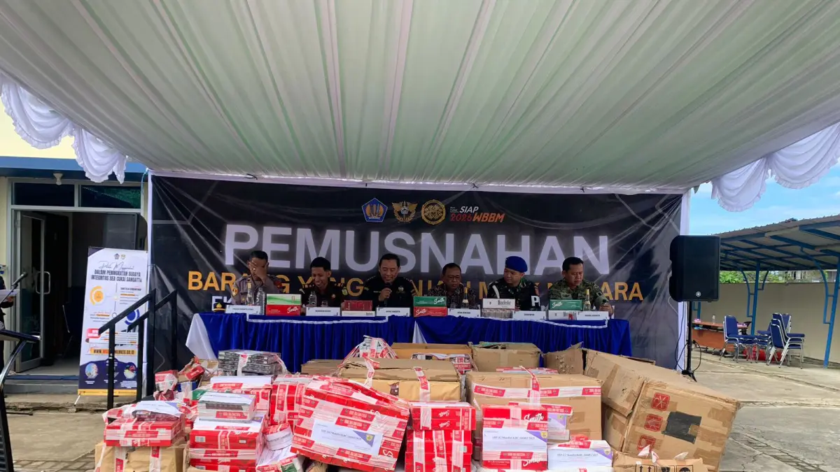 Pemusnahan 112.920 batang rokok ilegal dan 45 botol MMEA ilegal hasil penindakan Bea Cukai Sangatta sepanjang 2025, Selasa (9/6). (IST)

&nbsp;