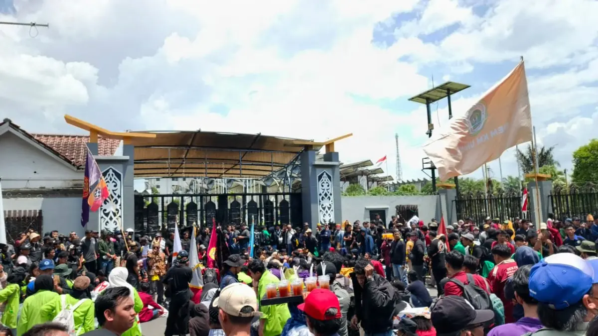 PENGAMANAN AKSI: Polresta Samarinda menyiagakan 750 personel gabungan untuk mengamankan Aksi 214 Jilid III di DPRD Kaltim. (HAFIZ/KP)

&nbsp;

&nbsp;