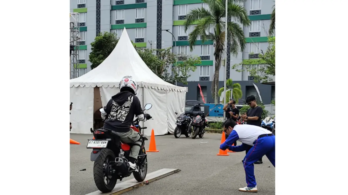 Peserta mengikuti Safety Riding Instructors Competition 2026 Tingkat Regional yang digelar Astra Motor Kalimantan Timur 2 sebagai upaya mengembangkan advisor keselamatan berkendara yang terampil di Samarinda, Minggu (7/6/2026). (IST)