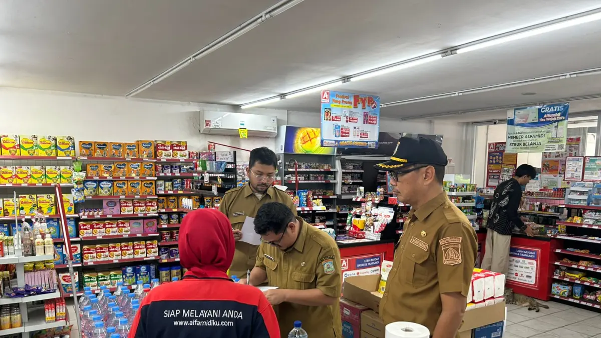 PRO-UMKM LOKAL: Sidak dilakukan di sejumlah minimarket di Kota Balikpapan dipimpin Sekretaris Dinas Perdagangan Kota Balikpapan, Syafaruddin, Selasa (9/6).&nbsp;

&nbsp;