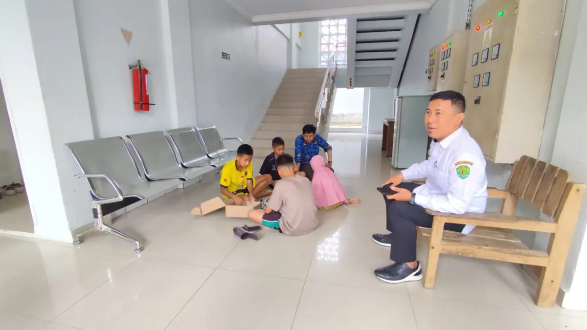 RIANG: Beberapa murid SRT 57 beraktivitas di sekitar kompleks sekolah sementara di gedung BPVP Samarinda, usai jam pelajaran, beberapa waktu lalu. (DOK/KP)

&nbsp;

&nbsp;