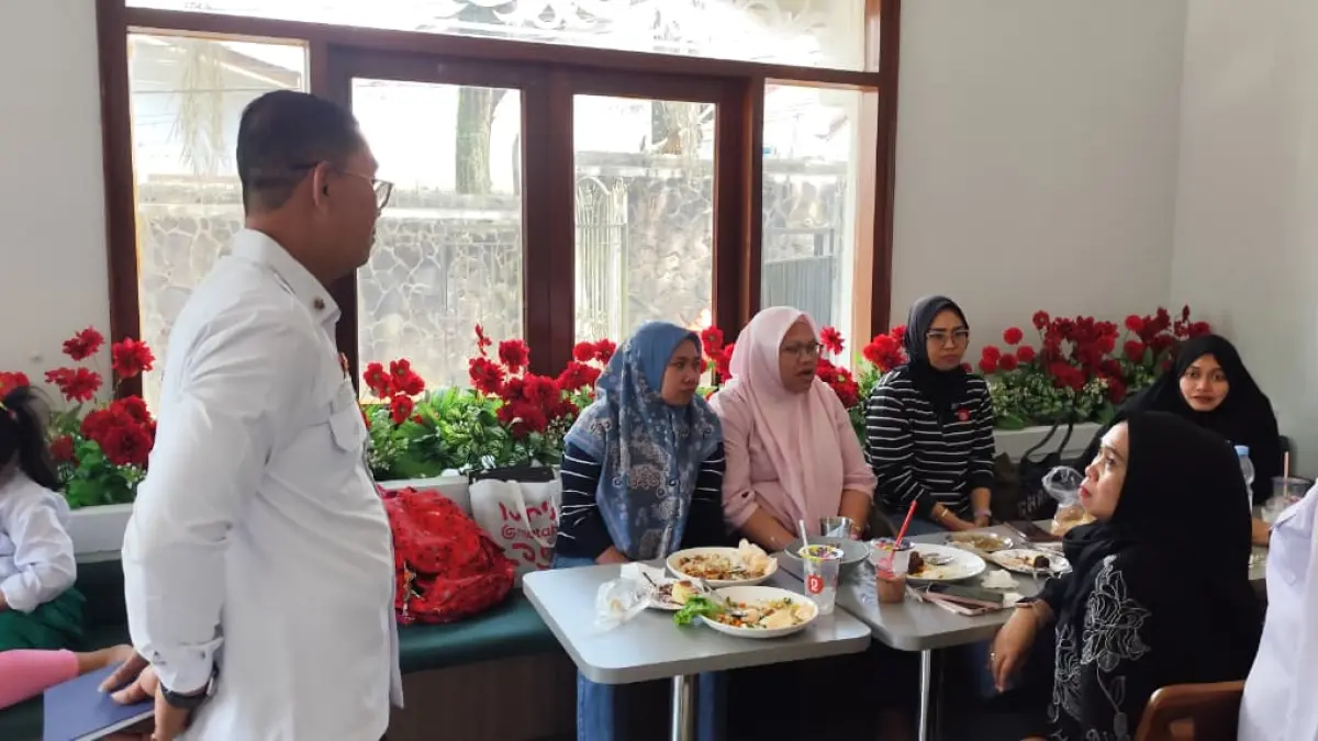 SIDAK: Eko Suprayetno (kiri) berbincang dengan pengunjung kafe baru di Jalan Ir H Juanda, Rabu (10/6). (DENNY SAPUTRA/KP)

&nbsp;

&nbsp;