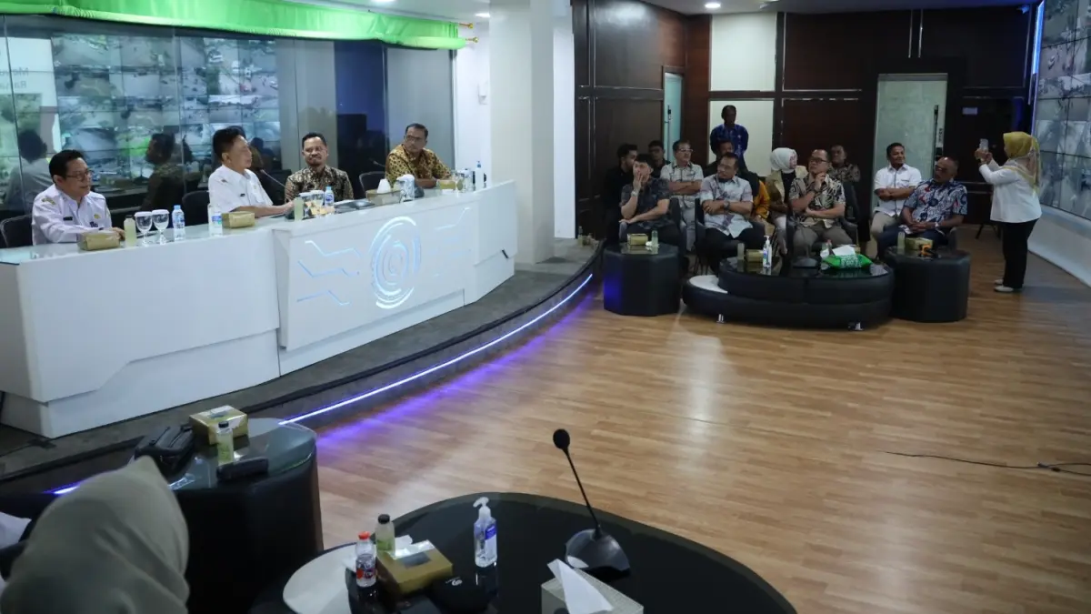 STUDI BANDING TATA KOTA: Ketua Komisi III DPRD Balikpapan, Yusri (tengah) bersama Wali Kota Pontianak, Edi Rusdi Kamtono, di Pontianak Interactive (Pontive) Center, Rabu (10/6). IST/KP