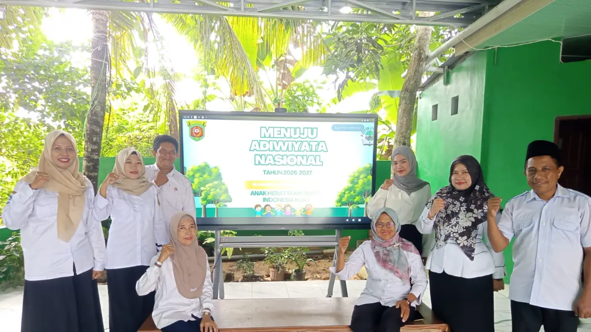 Suasana kegiatan pembenahan dan penataan lingkungan sekolah dalam persiapan penilaian Adiwiyata Nasional 2026/2027 di SD Negeri 003 Samarinda Utara, Samarinda, Selasa (10/6/2026). (IST)