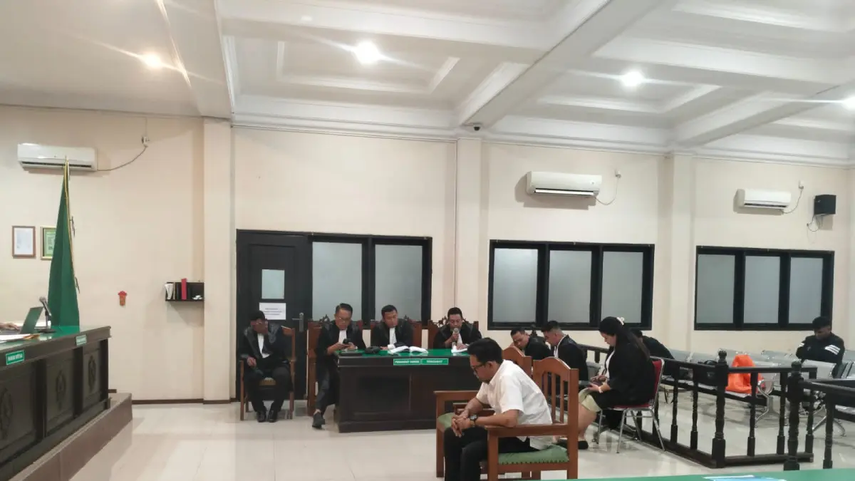 Terdakwa Agus Hari Kesuma (tengah) didampingi tim penasihat hukumnya saat mengikuti sidang agenda pembacaan pledoi di Pengadilan Tipikor Samarinda, Selasa (9/6/2026). (BAYU/KP)