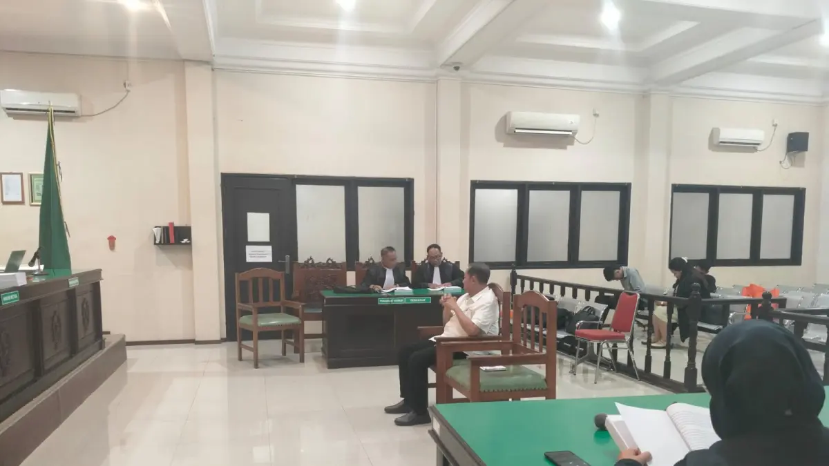 Terdakwa Zairin Zain (tengah) mendengarkan pembacaan nota pembelaan (pledoi) yang dibacakan secara bergantian oleh tim penasihat hukumnya di Pengadilan Tipikor Samarinda, Selasa (9/6/2026).