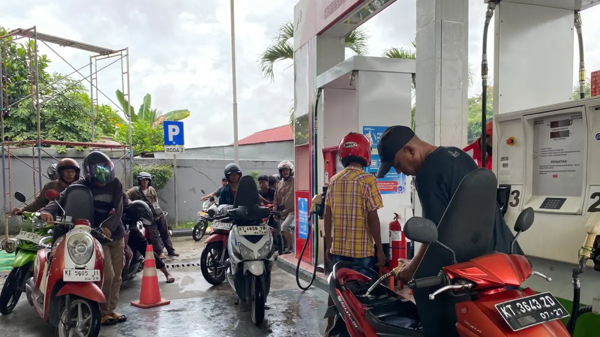 ANTRE: Pengendara motor mengantre untuk pengisian BBM jenis Pertalite di SPBU Balikpapan, Kamis (11/6). Dampak kenaikan harga Pertamax per 10 Juni kemarin memicu warga beralih ke Pertalite. (DINA ANGELINA/KP)