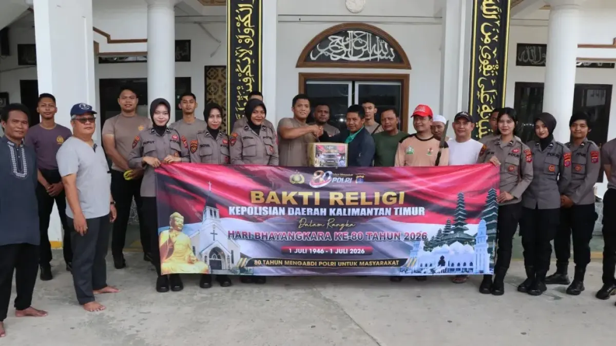 BAKTI RELIGI: Jelang Hari Bhayangkara Ke 80, Polda Kaltim gelar aksi sosial. Di antaranya bakti religi, gotong royong bersihkan tempat ibadah.