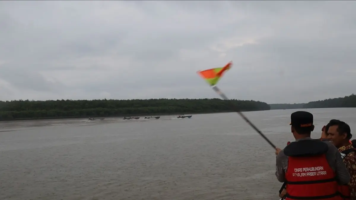 BENDERA START: Perahu-perahu peserta lomba langsung melaju bersamaan tangan Kapolres PPU, AKBP Andreas Alek Danantara mengibarkan bendera start.(humas polres ppu) 