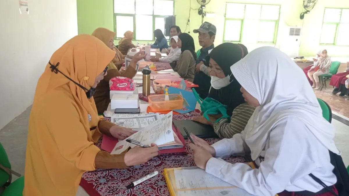 BERIKAN PELAYANAN: Operator sekolah menerima setiap berkas yang diajukan oleh calon murid baru pada SPMB tahun ini. ADIEL KUNDHARA/KP