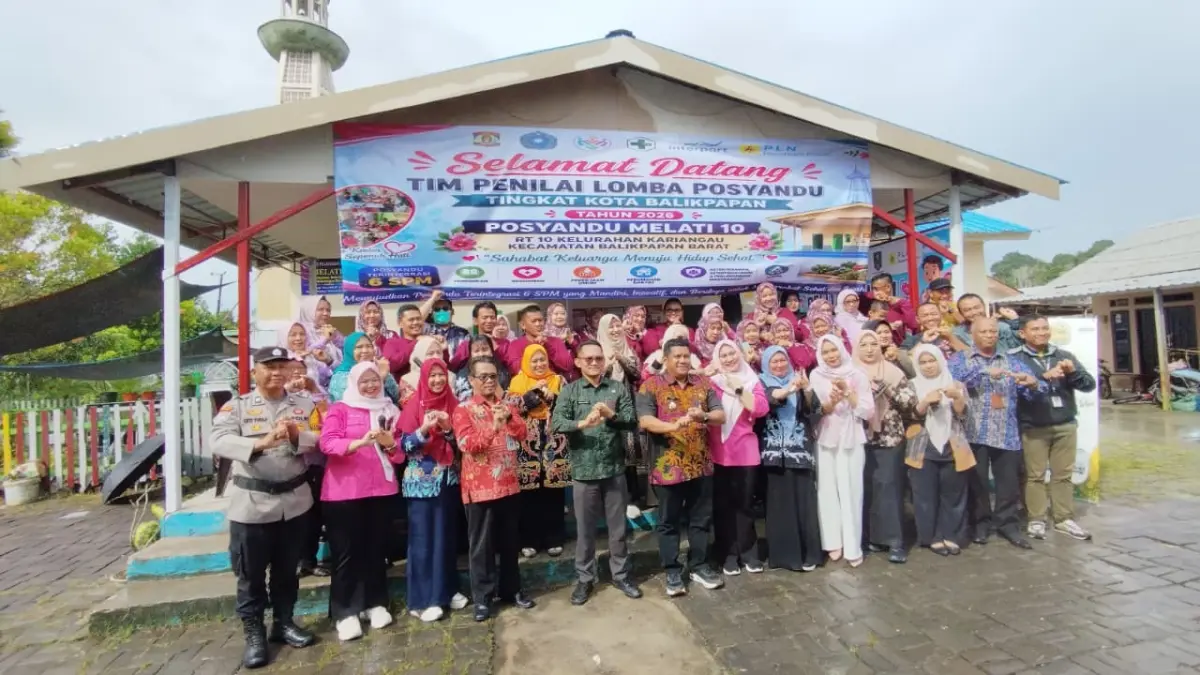 Camat Balikpapan Barat Erwin (enam kiri) mengawal proses penilaian lomba posyandu tingkat kota yang menyambangi Posyandu Melati 10 RT 10 Kelurahan Kariangau. (IST)
