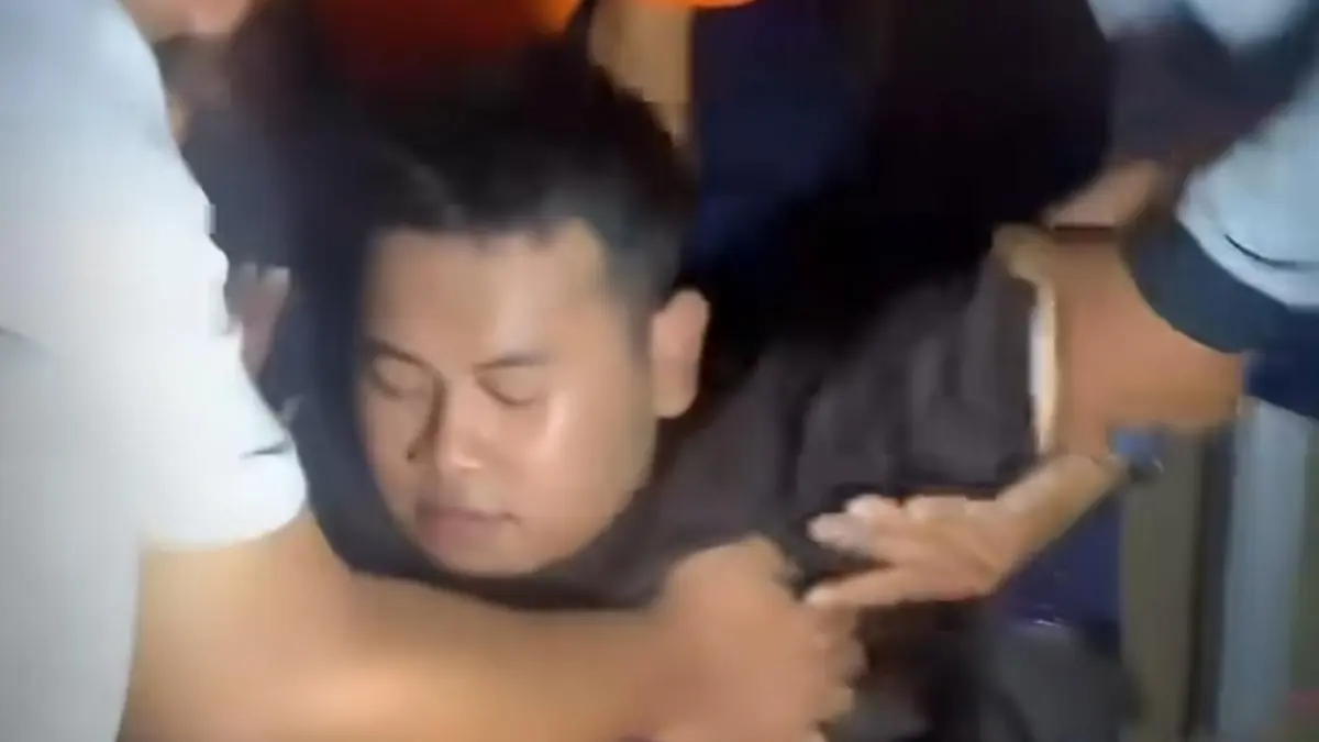 EVAKUASI: Petugas BPBD Balikpapan melakukan evakuasi karyawan yang terjebak dalam tandon air.