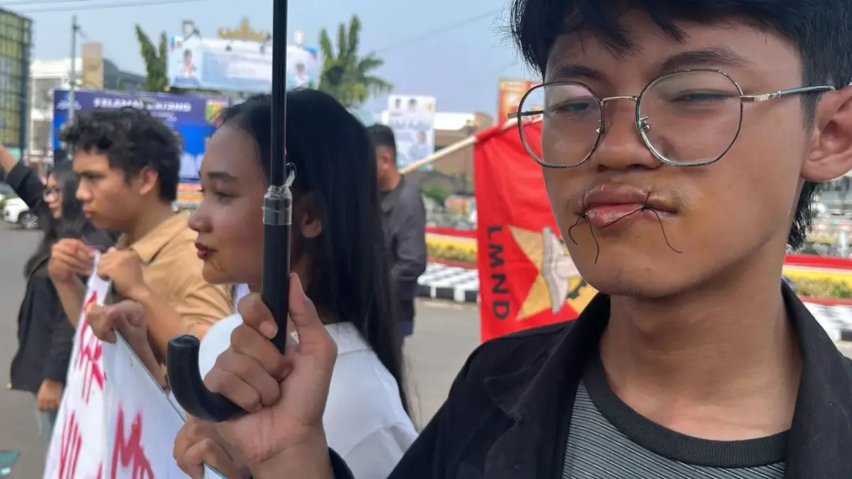 JAHIT MULUT: Mahasiswa Lampung yang menyambut kedatangan Presiden Prabowo Subianto dengan cara menjahit mulutnya.(lp6)