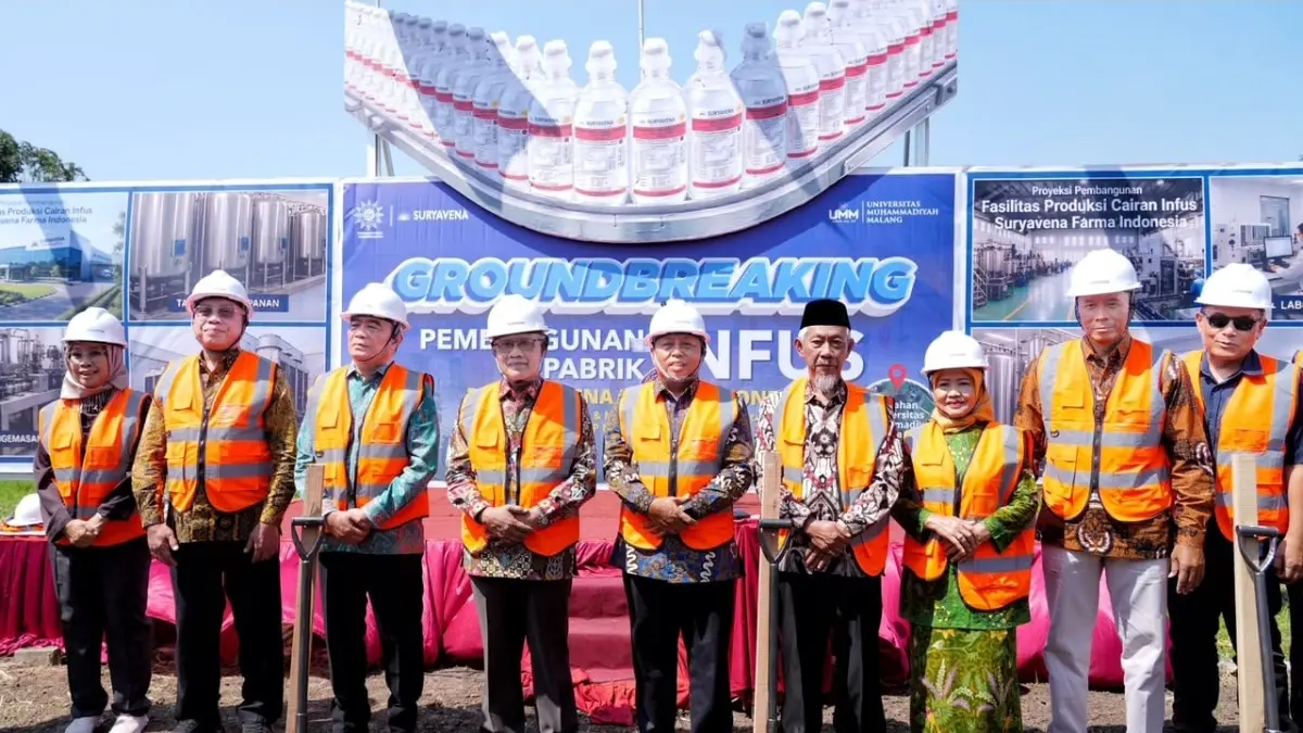 Ketua Umum PP Muhammadiyah Haedar Nashir bersama jajaran pimpinan Muhammadiyah melakukan groundbreaking pembangunan Pabrik PT Suryavena Farma Indonesia di Malang, Kamis (11/6). (FOTO: IST)