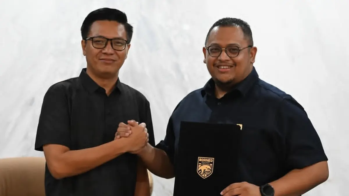 KOLABORASI: Presiden Borneo FC Samarinda Nabil Husien melakukan penandatanganan kontrak bersama Etams Apparel.&nbsp;(BORNEO FC)


