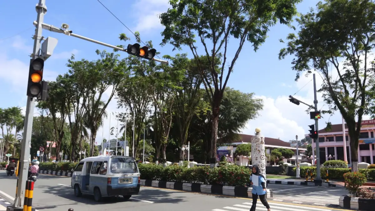 Kondisi pelican crossing di depan Kantor DPRD Balikpapan, Jalan Jenderal Sudirman, yang mengalami kerusakan dan dinilai perlu segera mendapat perawatan. (ANGGI PRADITHA/KALTIM POST)
