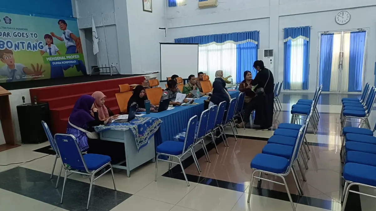 KUMPULKAN: Calon siswa baru melakukan pra pendaftaran pada SPMB jenjang SMA dan SMK yang terpusat di Aula SMA 1 Bontang. ADIEL KUNDHARA/KP
