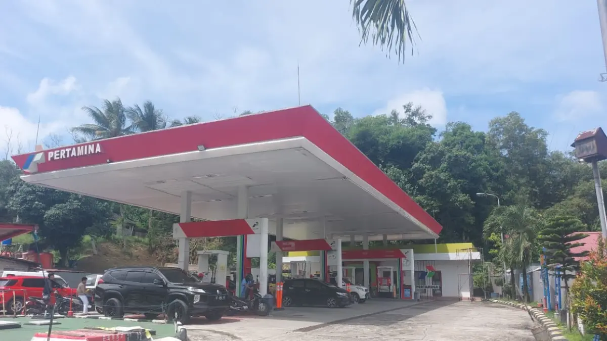 MELONJAK: Suasana di SPBU Gunung Guntur, Balikpapan, yang sempat kehabisan stok Pertalite akibat lonjakan permintaan warga, Kamis (11/6). Penyesuaian harga Pertamax membuat sebagian besar pengendara beralih memburu BBM subsidi. (DINA ANGELINA/KP)