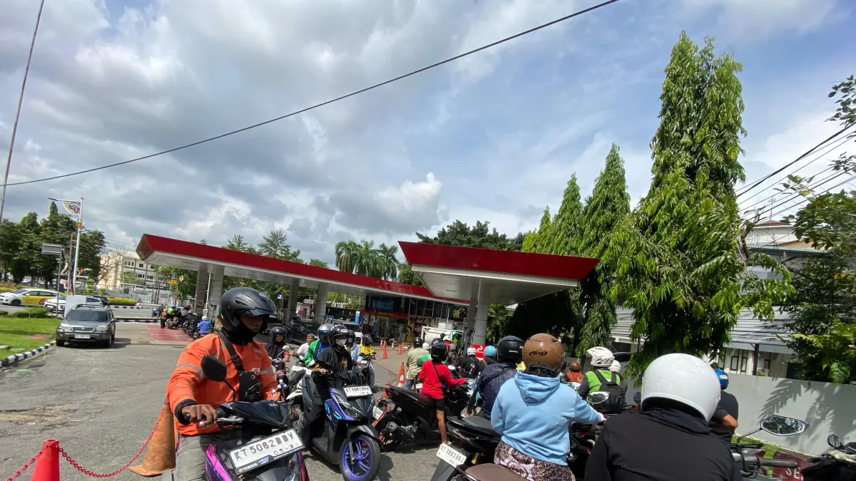 MENGULAR: Antrean kendaraan bermotor terlihat di jalur BBM jenis Pertalite di salah satu SPBU di Jalan Kusuma Bangsa, Kecamatan Samarinda Kota, Kamis (11/6)