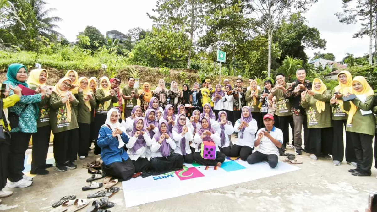 Para kader dan tim penilai di Posyandu Anggrek 32 Graha Indah. (FOTO LUPUS/KP)