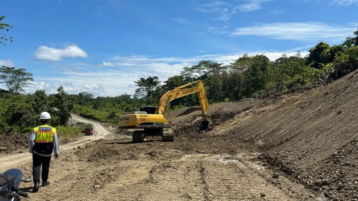 PEKERJAAN: Pekerjaan pelebaran ruas jalan Tering–Long Bagun Segmen 2 terus berlangsung untuk meningkatkan konektivitas menuju wilayah Mahulu.