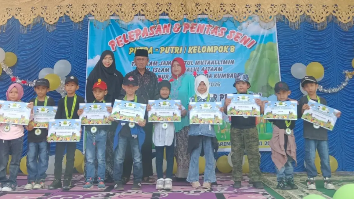 PELEPASAN: Kairiah (baju biru muda) abadikan momen bersama para murid TK di sela-sela acara pelepasan kemarin. (AKBAR/KP)