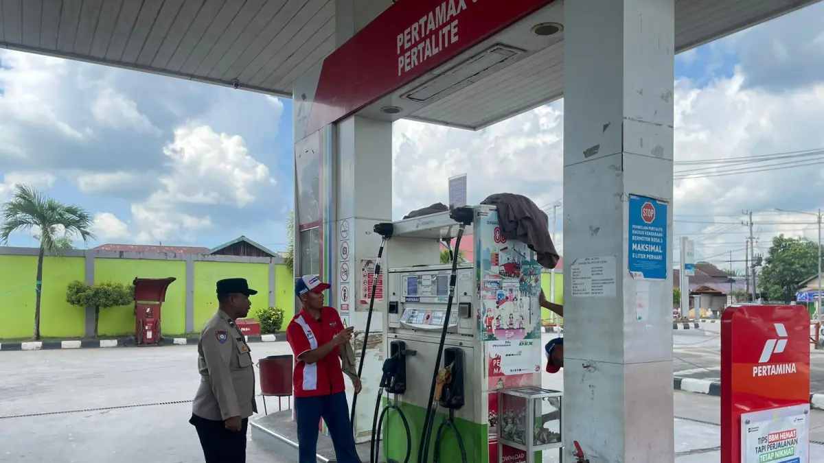 Personel Polsek Sangatta Utara memeriksa stok dan distribusi BBM di salah satu SPBU di Sangatta, Rabu (10/6/2026), guna memastikan pasokan tetap aman pascapenyesuaian harga BBM.