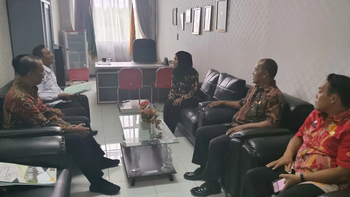 Perwakilan Kanwil Kemenkum Kaltim dan Dinas Koperasi, UKM dan Perdagangan Kota Bontang berdiskusi mengenai pendataan serta pendaftaran merek kolektif produk unggulan KDMP, Rabu (11/6/2026). (IST)
