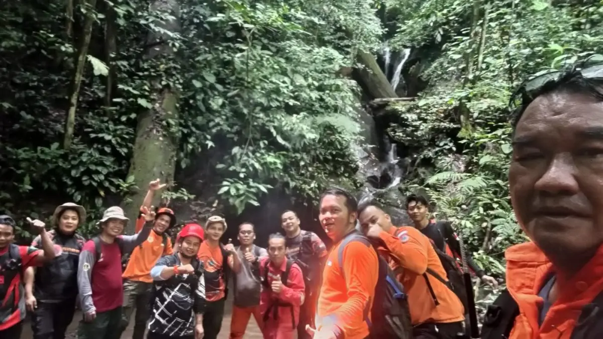 Petugas terus mencari keberadaan pemuda yang akrab disapa Verrel di Kampung Awai.&nbsp;