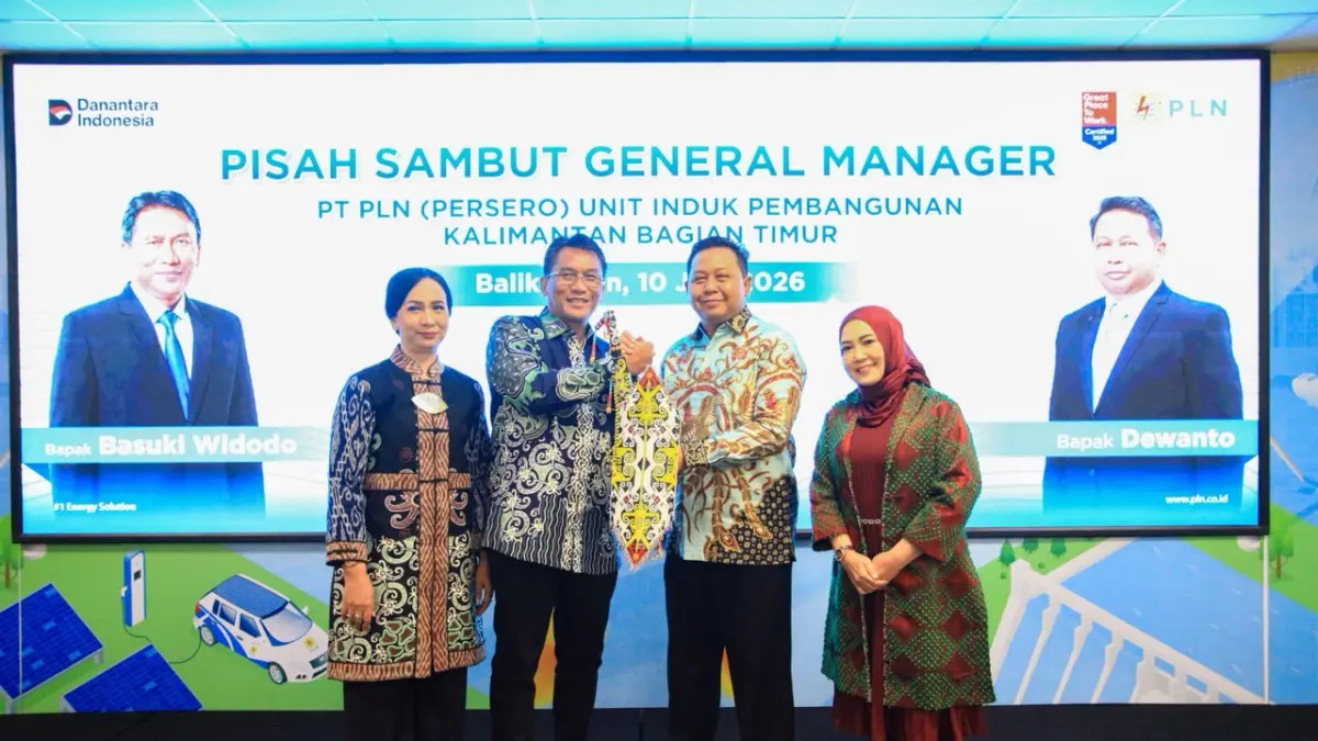 PISAH SAMBUT: Prosesi simbolis penyerahan kepemimpinan melalui Mandau dan Talawang pada kegiatan Pisah Sambut General Manager PLN UIP KLT.