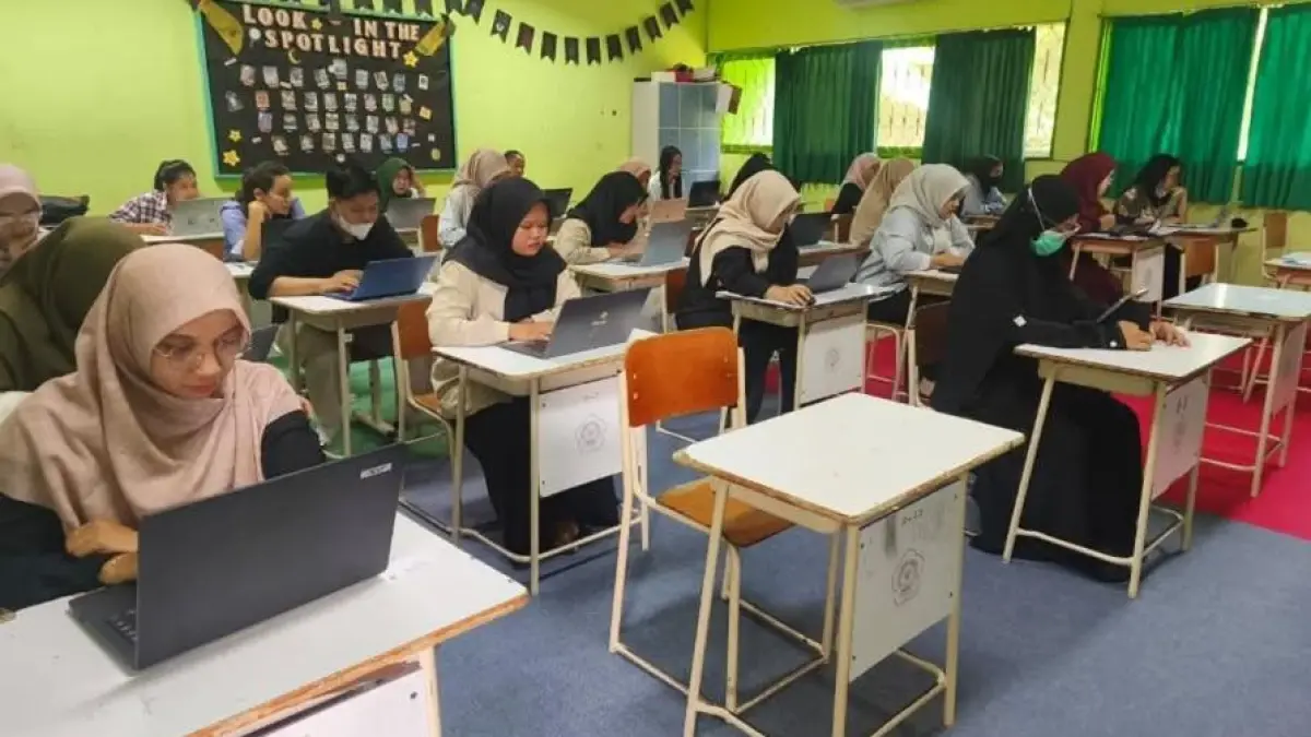 Ratusan peserta mengikuti tes tertulis pengadaan guru pengganti yang digelar Disdikbud Bontang. Sebanyak 124 peserta lolos ke tahap micro teaching. (ADIEL KUNDHARA/KALTIM POST)