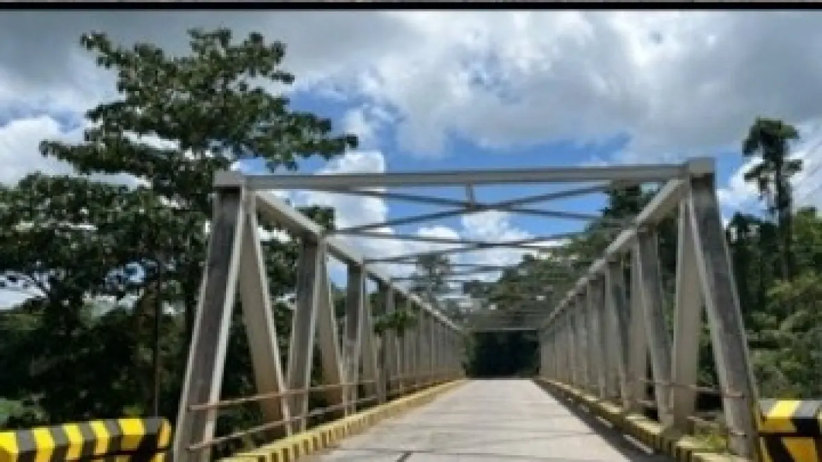 Salah satu jembatan di Kutai Barat mendapatkan perawatan dengan melibatkan masyarakat sekitar.