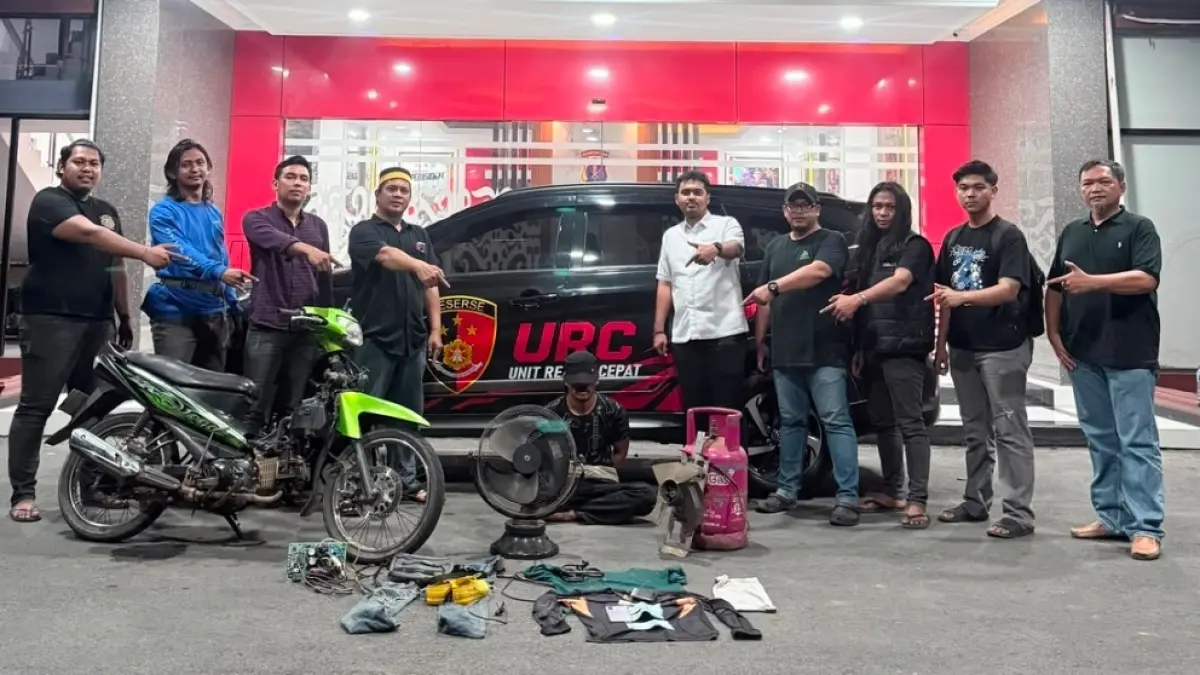 Tersangka pembobolan ruko berinisial DJ (51) saat diamankan beserta barang bukti sepeda motor Yamaha Vega, gerobak, dan tabung gas di Mapolres Kutai Kartanegara.