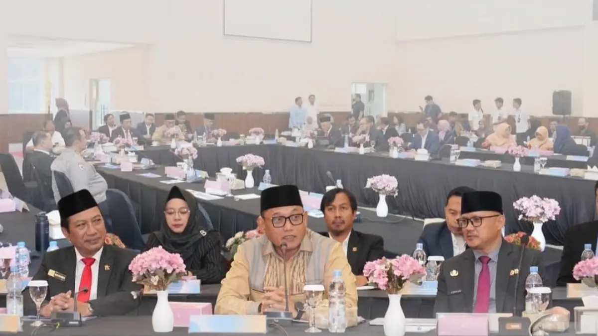 Wakil Gubernur Kalimantan Timur Seno Aji memimpin pertemuan perdana Dewan Pertimbangan ITK di Auditorium Gedung Laboratorium Terpadu ITK, Balikpapan, Rabu (10/6).