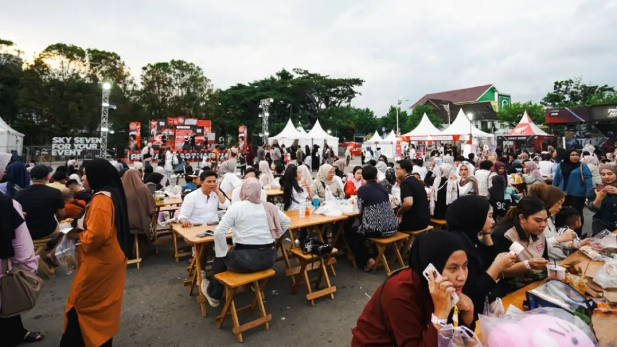 Ribuan pengunjung memadati kawasan Pedas Puas Festival 2026 di Lapangan Parkir GOR Segiri Samarinda. Festival kuliner yang berlangsung selama tujuh hari itu berhasil menarik sekitar 39 ribu pengunjung dan mencatat transaksi QRIS mencapai Rp2,6 miliar. (FOTO: ISTIMEWA)