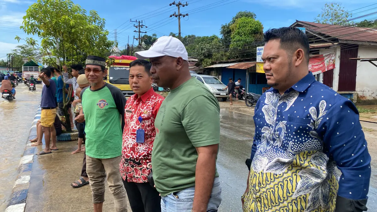 PANTAU: Muhammad Dahlan (batik merah) memantau kondisi genangan banjir di Kecamatan Palaran, Kamis (11/6).
