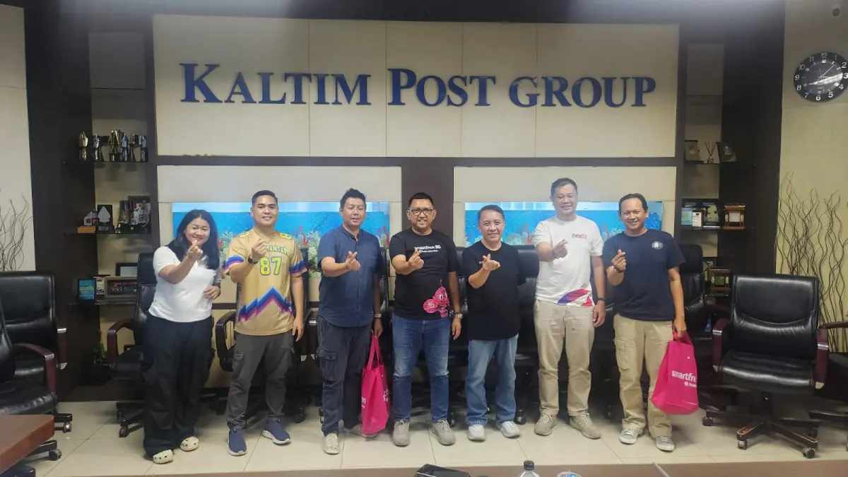 SILATURAHMI: Head of Sales Kaltimteng XLSMART Erichson Silitonga mengajak jajarannya mengunjungi Kaltim Post Balikpapan, kemarin (12/6). ULIL/KP