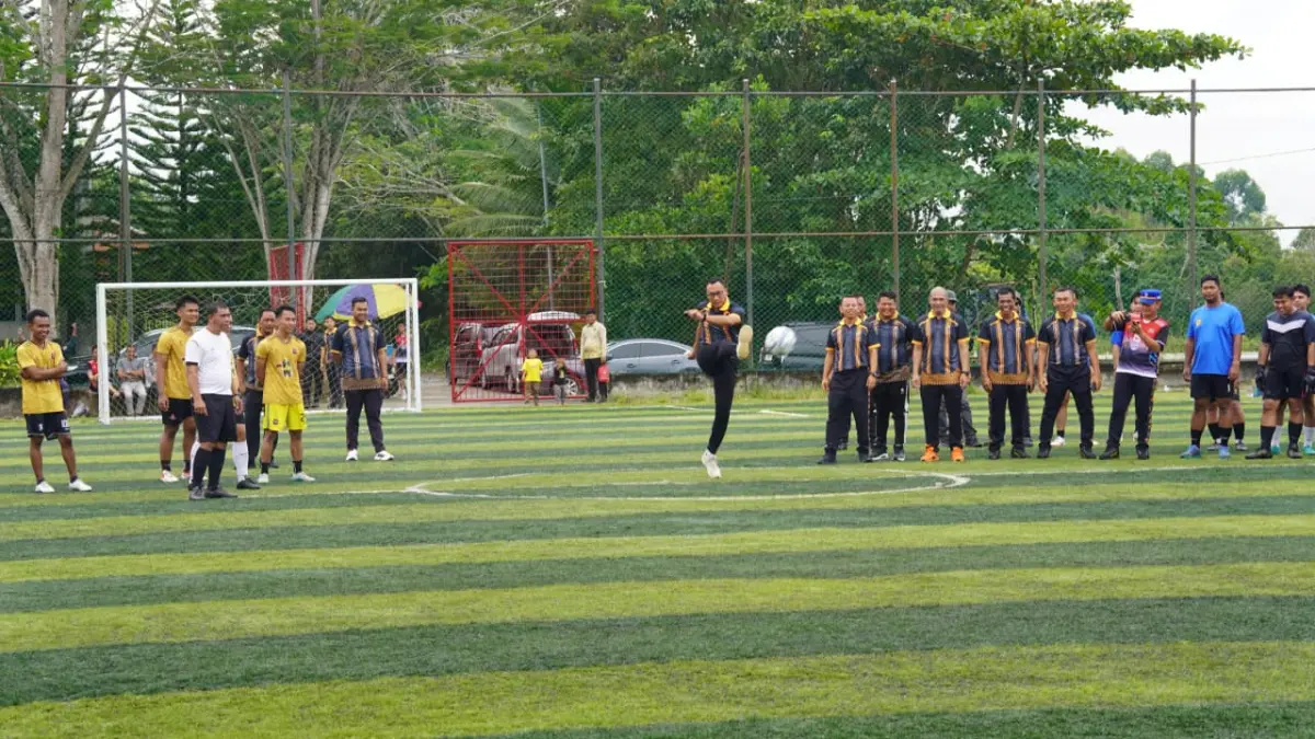 TENDANGAN PERTAMA; Kapolres PPU, AKBP Andreas Alek Danantara menendang bola pertama sebagai dimulainya Turnamen Minisoccer antarpersonel dalam rangka HUT Hari Bhayangkara ke-80 tahun 2026.(humas polres ppu)