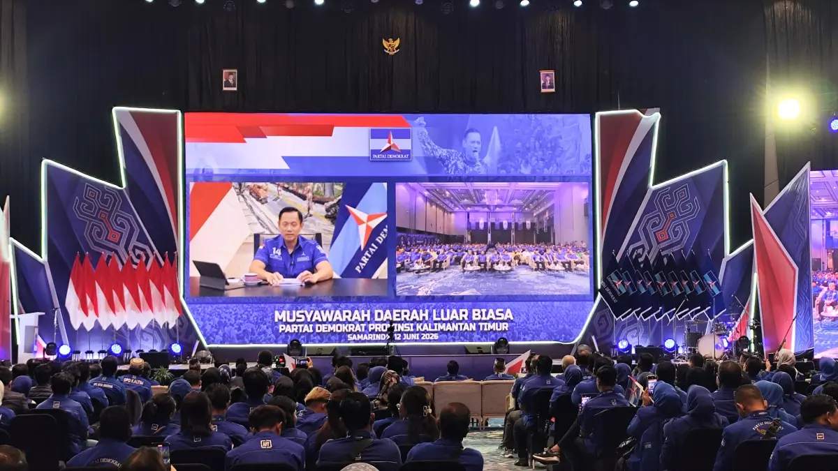 Agus Harimurti Yudhoyono menyampaikan arahan melalui daring dalam perhetalan Musdalub DPD Demokrat Kaltim di Hotel Mercure Samarinda, Jumat (12/6). (FOTO DENNY SAPUTRA/KP)
