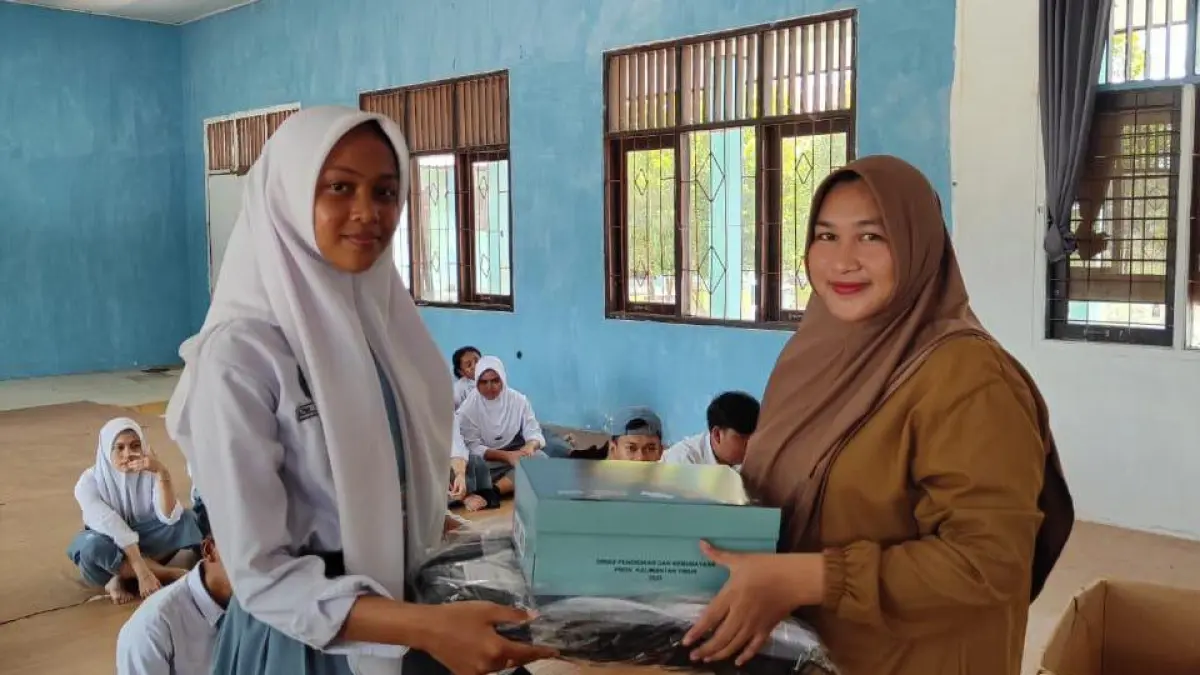 BANYAK CATATAN: Distribusi seragam Gratispol belum sepenuhnya berjalan mulus. Beberapa siswa disebut menerima ukuran seragam dan sepatu tidak sesuai dengan data. Bahkan ada yang tidak dapat.