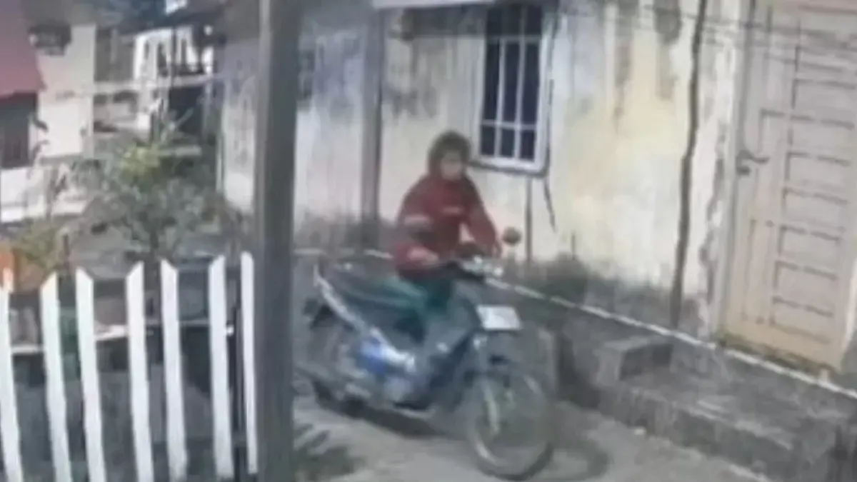 CURANMOR: Pelaku terekam kamera pengawas CCTV saat berusaha mencuri kendaraan bermotor.