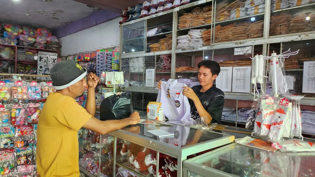 KEBUTUHAN: Salah satu orang tua siswa SMP di Balikpapan Timur, Ahmad menyebut kebutuhan pendidikan menjadi salah satu pengeluaran terbesar keluarga setiap memasuki tahun ajaran baru.