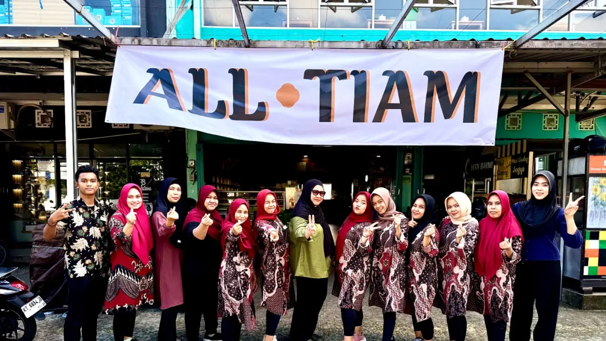 KELUARGA KEDUA: Linda (tengah, baju hijau) berusaha memperlakukan karyawan layaknya keluarga sendiri.