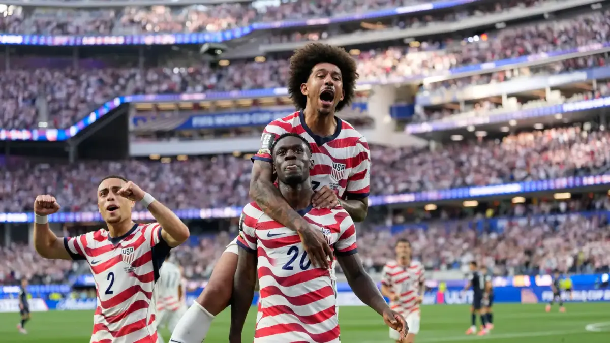 MERAYAKAN: Folarin Balogun (20) dari Amerika Serikat merayakan gol ketiga timnya saat melawan Paraguay bersama rekan setimnya di Los Angeles, Jumat, 12 Juni 2026.(AP)