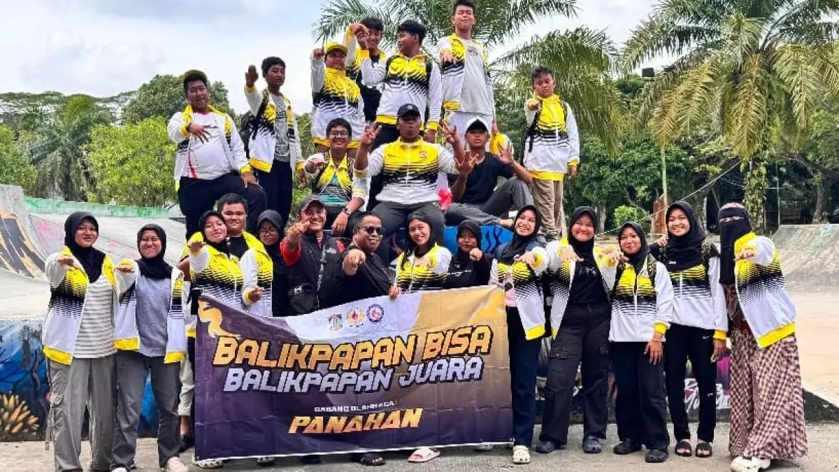 Muhammad Yunus (tengah) bersama para atlet muda panahan Balikpapan.