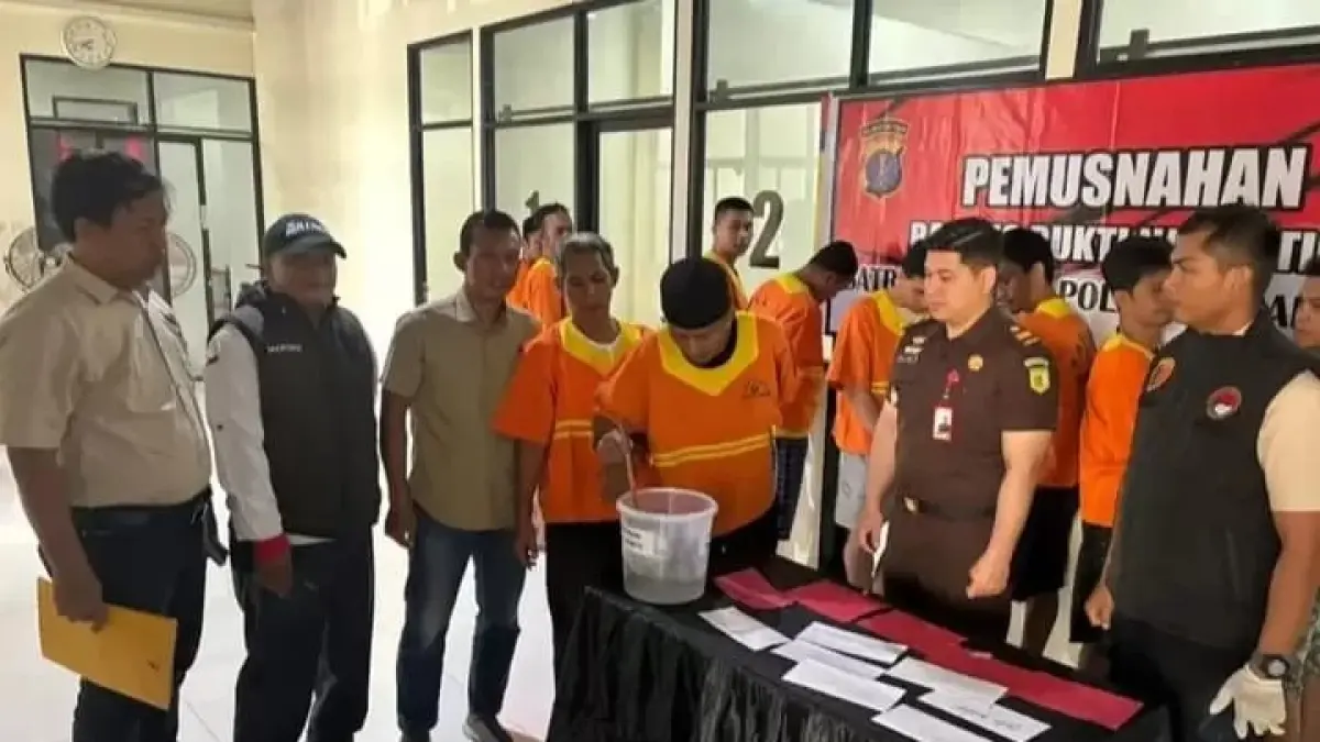 MUSNAH: Barang bukti narkoba jenis sabu dimusnahkan dihadapan tersangka.