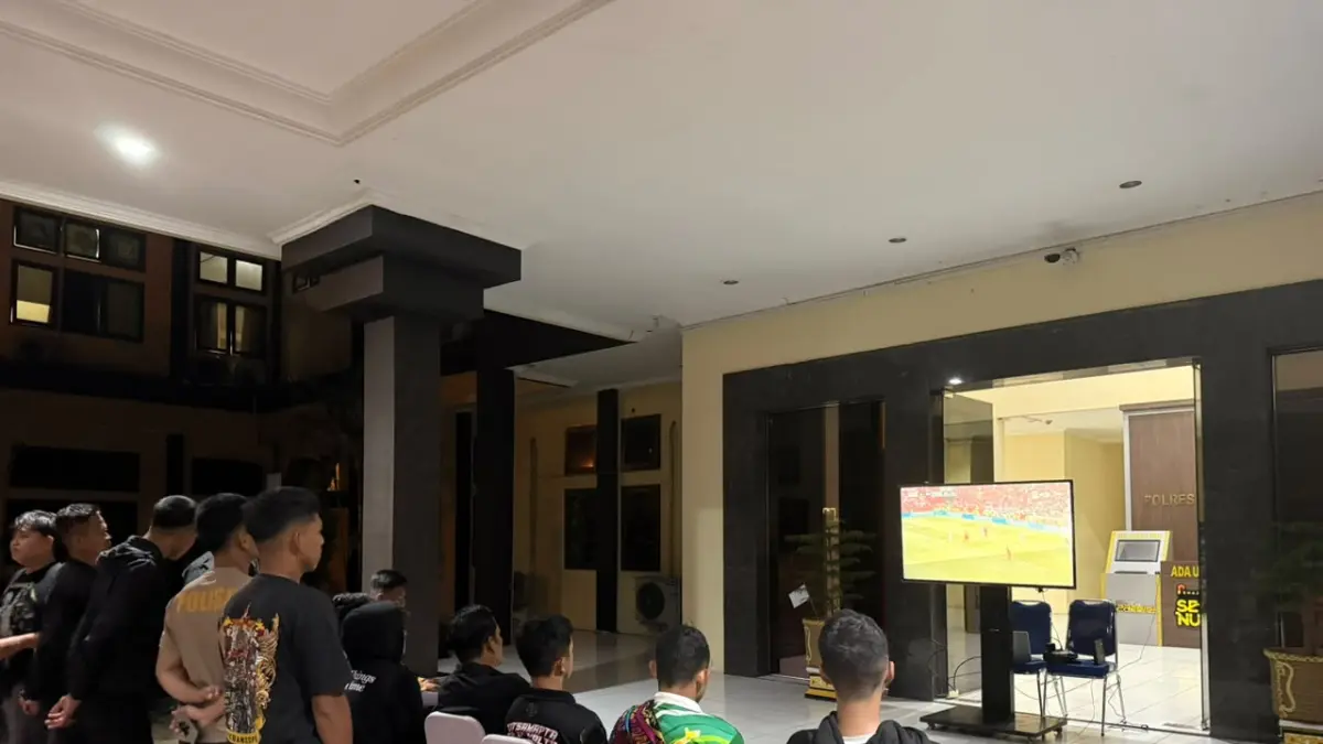 NOBAR: Polres PPU bersama masyarakat menggelar nonton bareng Piala Dunia 2026.(humas polres ppu)