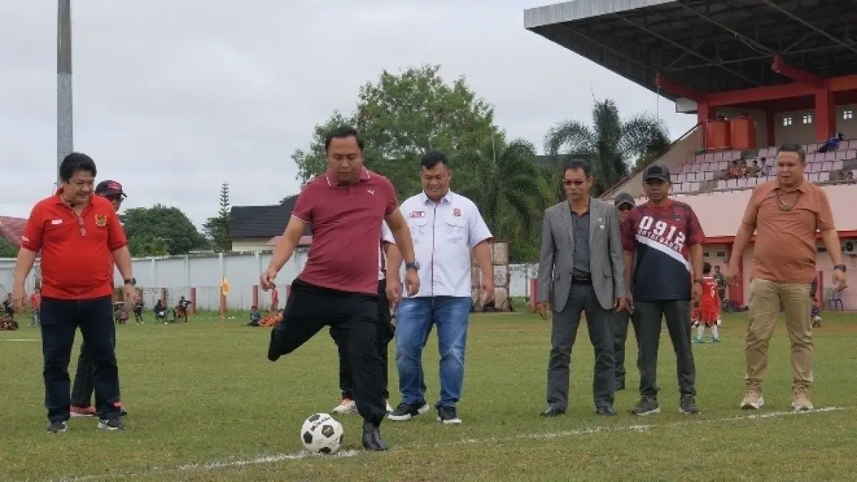 OLAHRAGA: Pembukaan liga Sepak bola usia dini, inisiasi PSSI Kubar. 