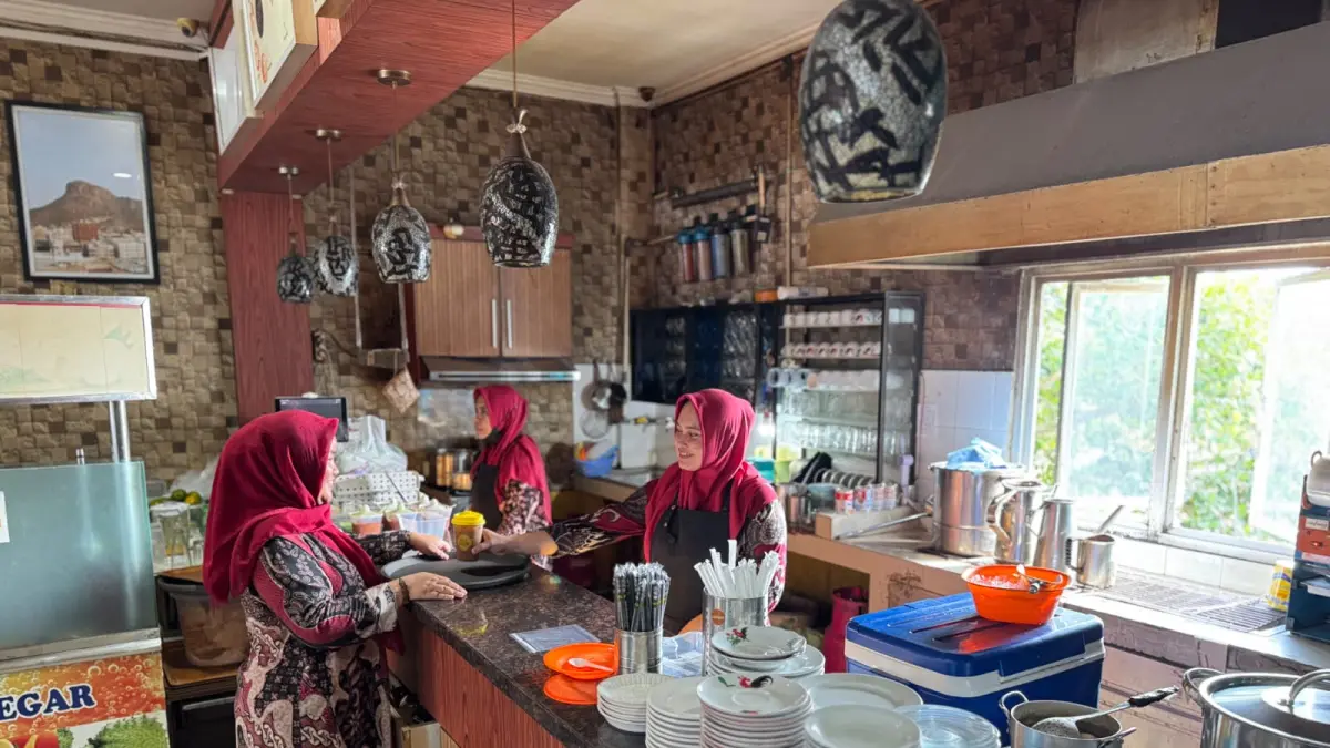 PENGALAMAN BERBEDA: Konsep dapur yang terbuka membuat pengunjung All Tiam bisa melihat langsung cara penyajian.