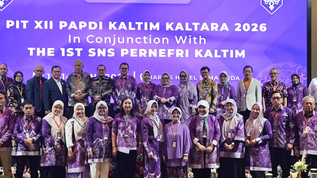 Perwakilan Pemprov Kaltim bersama jajaran pengurus IDI Kaltim, IDI Samarinda, PAPDI Kaltim-Kaltara, dan PP PERNEFRI setelah membuka PIT XII PAPDI Kaltim-Kaltara di Harris Hotel Samarinda, Sabtu (13/6). (FOTO DENNY SAPUTRA/KP)